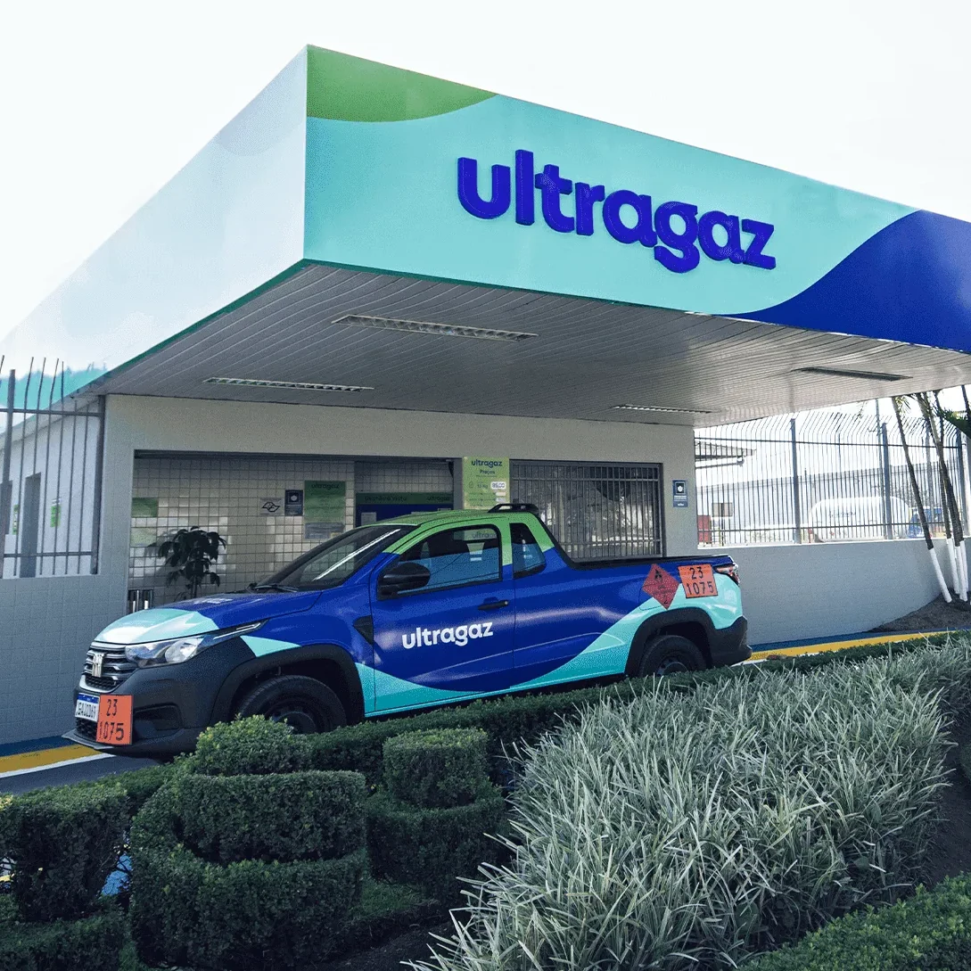 Fachada da revenda Ultragaz Pomer Gás com viatura de entrega, Pomerode SC